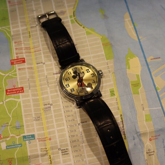 Disney Men's Mickey Mouse Watch - Picture 4 of 6